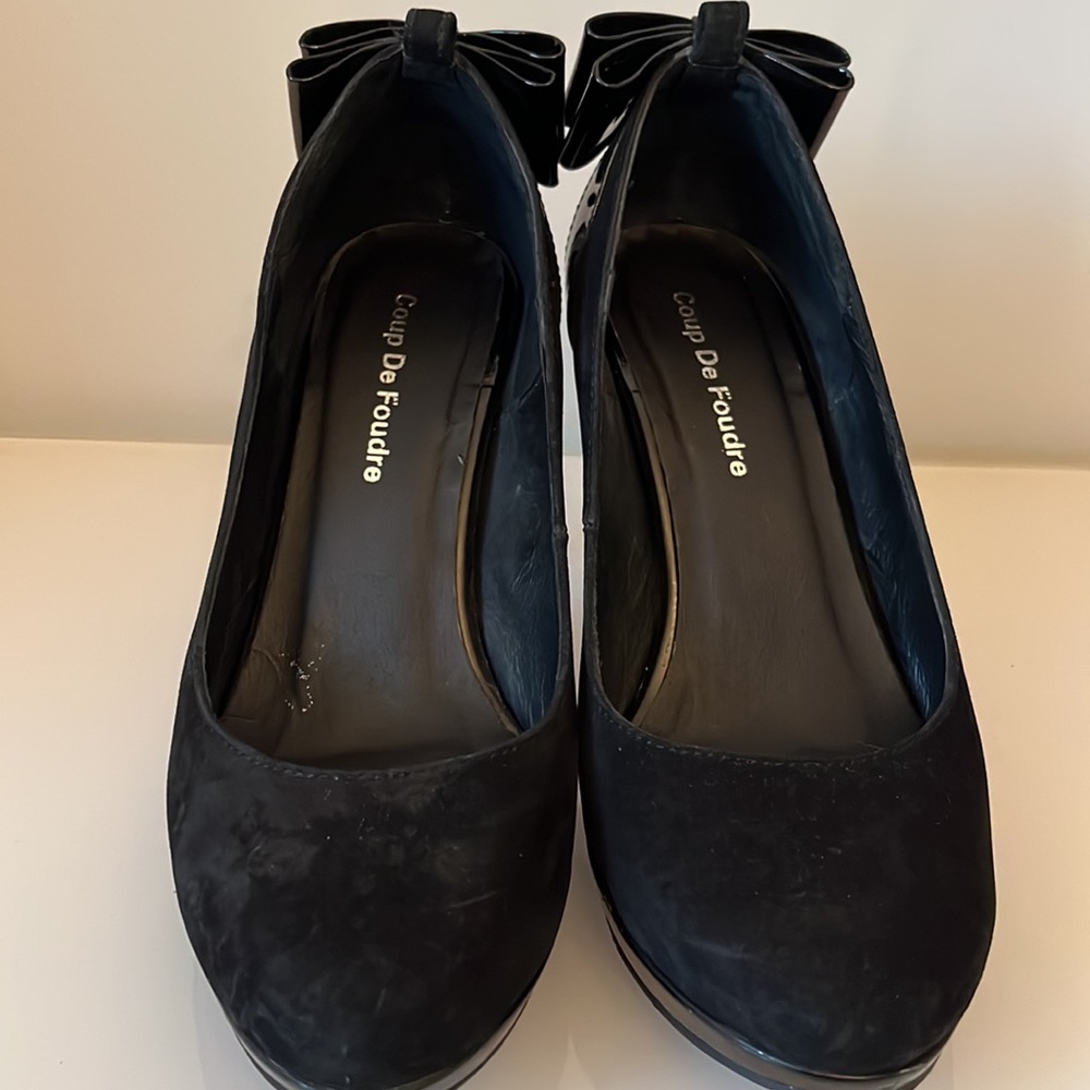 Black heels with bows